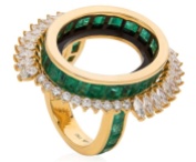 Pierścień Leyla Abdollahi, wpisujący się w nurt pustej przestrzeni w biżuterii minimalistycznej, wykonany w złocie, wysadzany kamieniami szlachetnymi: szmaragdy, białe diamenty, onyks. Źródło: The Jewellery Editor