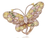 Pierścionek marki Chopard w kształcie motyla z różowymi, żółtymi i białymi diamentami. Źródło: The Jewellery Editor