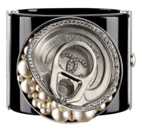 Diamentowo-perłowa bransoleta Chanel w kształcie konserwy. Dzieło Karla Lagerfelda. Źródło: Chanel