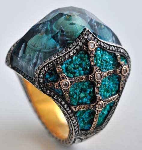 Złoto-srebrny pałac Szeherezady marki Sevan Bicakci – diamenty, turkusowa mozaika, niebieski turmalin, rzeźba wklęsła intaglio. Źródło: The Jewellery Editor