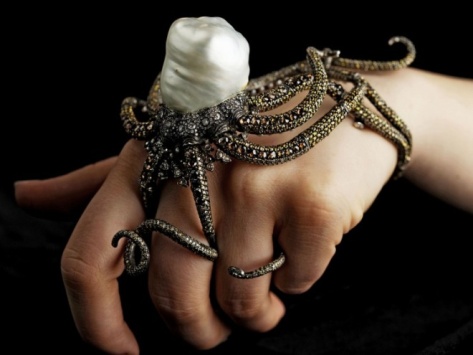 Jedyny w swoim rodzaju pierścień/bransoleta Sevan Bicakci z perłą barokową z Morza Południowego – wykonany w 24-karatowym złocie i srebrze, multikolorowe diamenty, perły. Źródło: youngandbrilliant.net