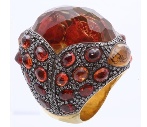 Pierścień Sevan Bicakci z granatami i diamentami. Źródło: The Jewellery Editor